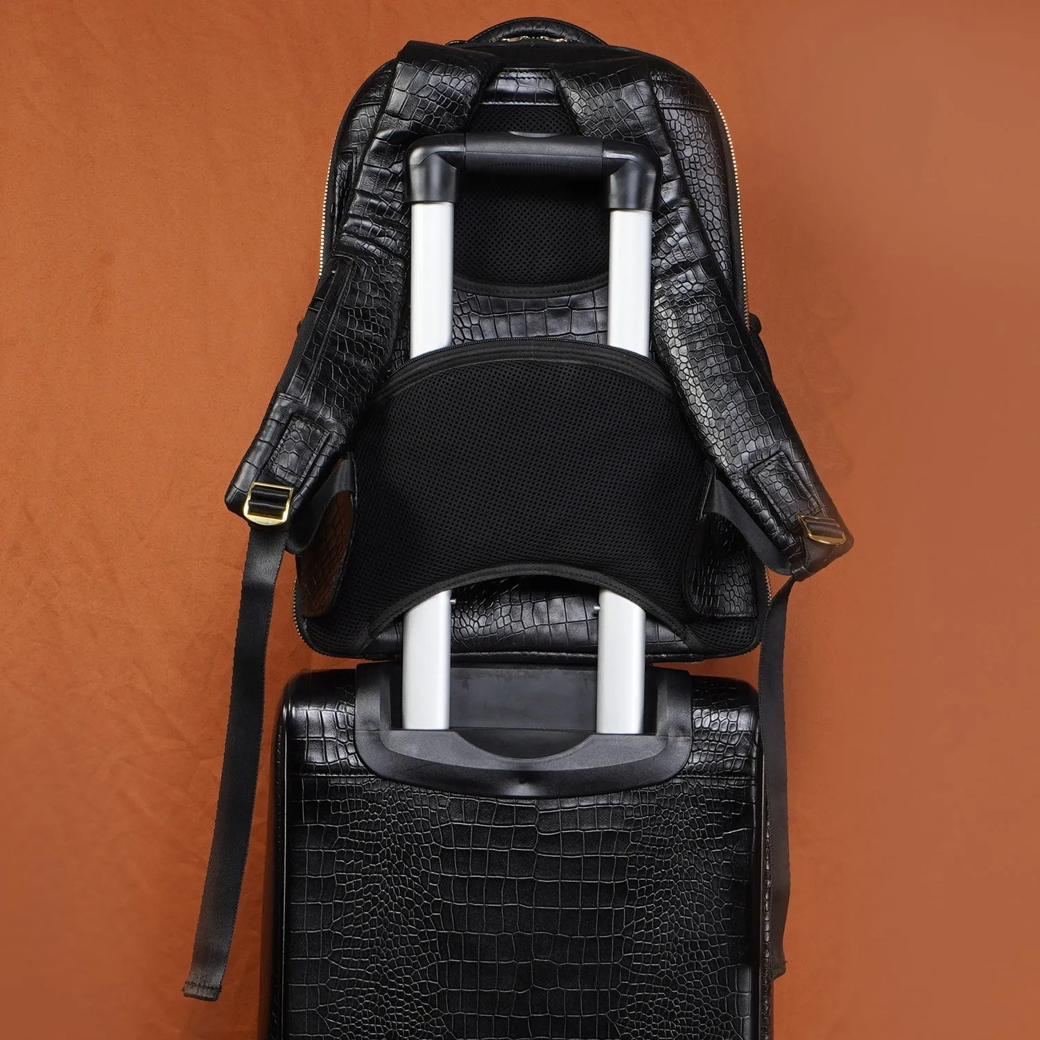 Backpack in Black Leather with Multi-Step Pockets