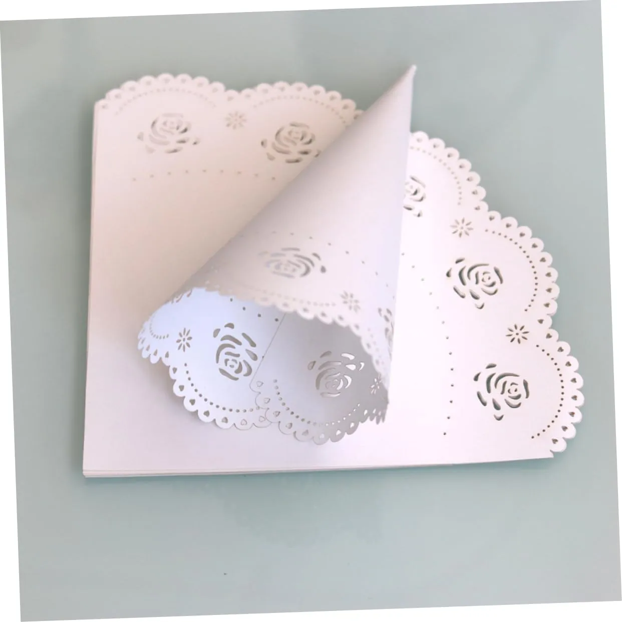jojofuny 40 Pcs Rose Petals Party Confetti Cone Holder Candy Cone Bags Confetti Cone Stand Paper Petal Cones Wedding Party Favors Confetti Cones Cone Holder Stand Conical White Delicatessen
