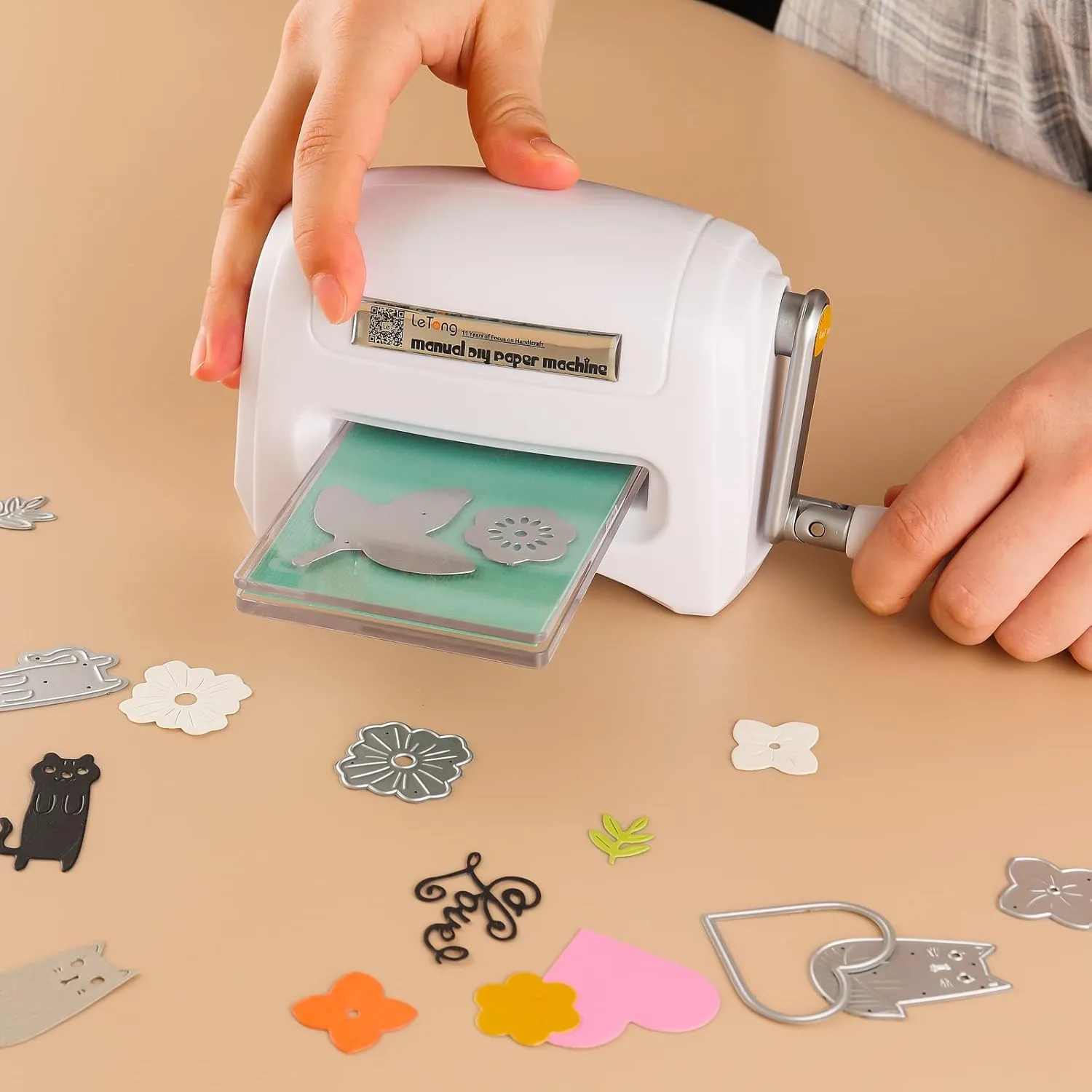 Mini Manual Die Cutting and Embossing Machine for DIY,Hand Embossing Machine for DIY Die Cutting Embossing Paper Card Craft Scrapbooking Dies Cutter Photo Album Decorative Craft Scrapbooking Supplies