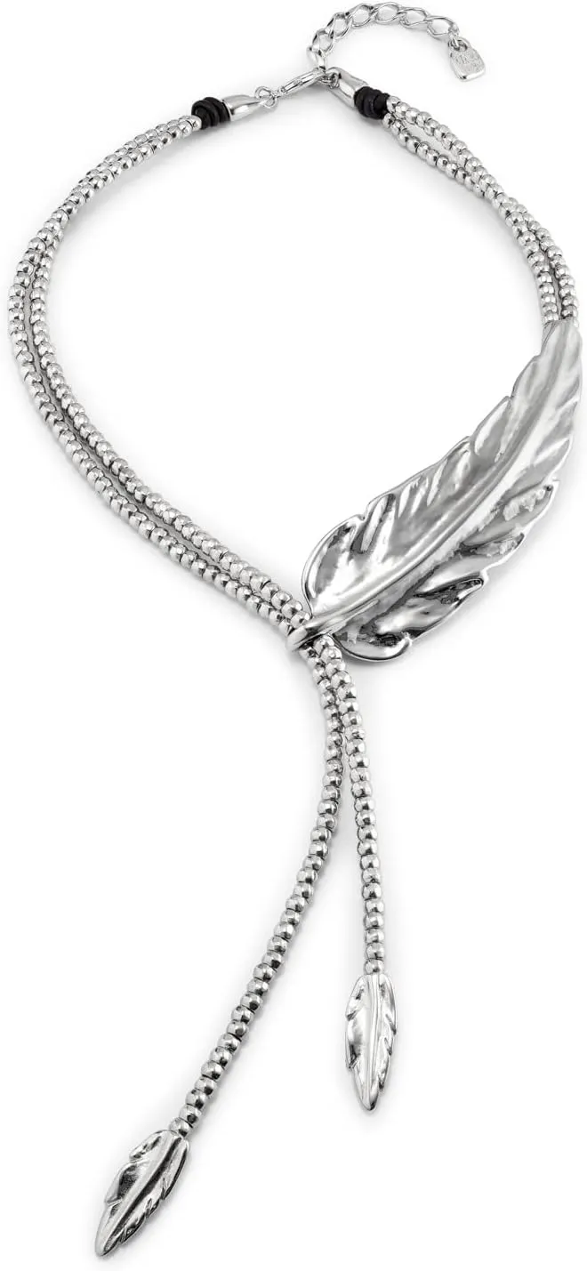 Necklace in leather with metal clad with silver