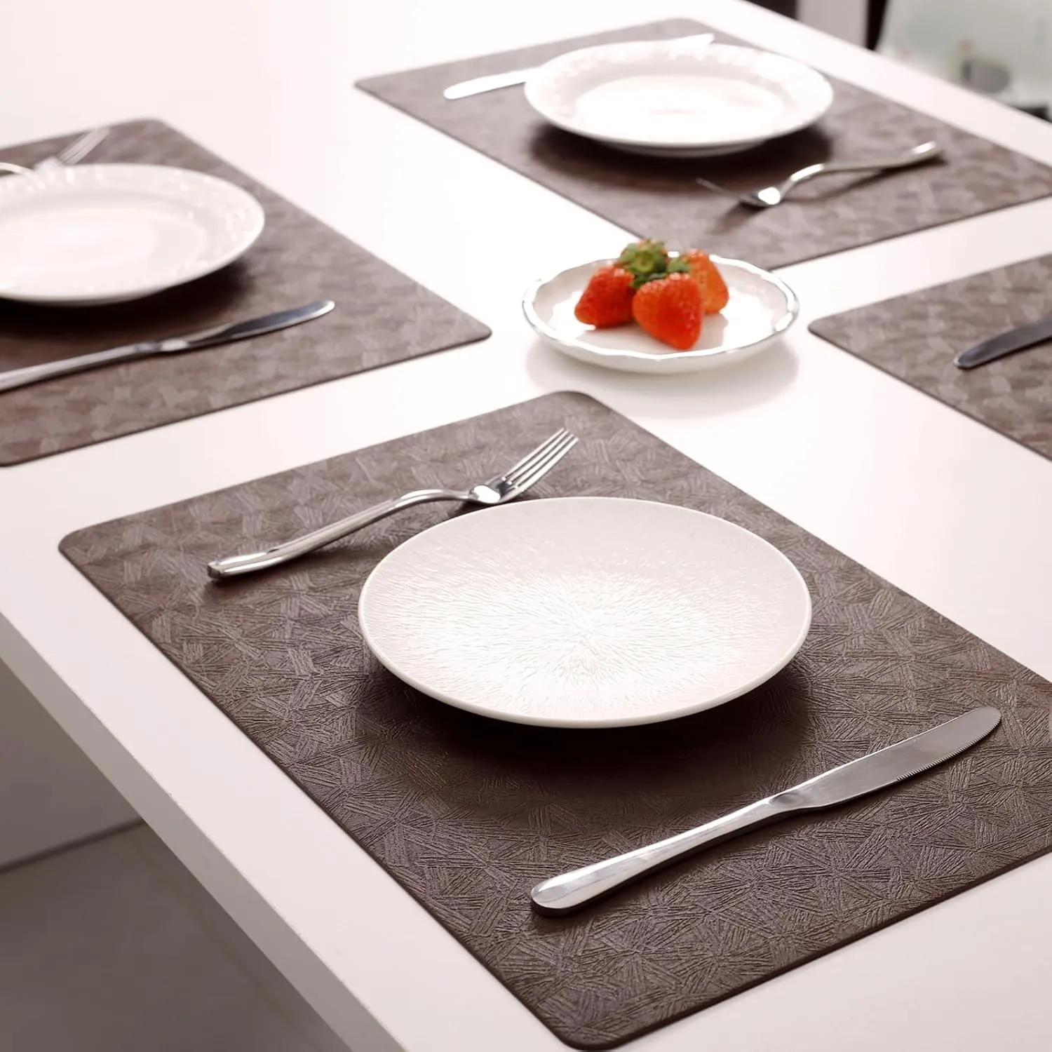 Vinyl Placemats Set of 4 100% Waterproof Oilproof PU Place Mats Heat Resistant Reversible Wipeable Faux Leather Table Mats for Dining Indoor/Outdoor and Kitchen(4, Brown)